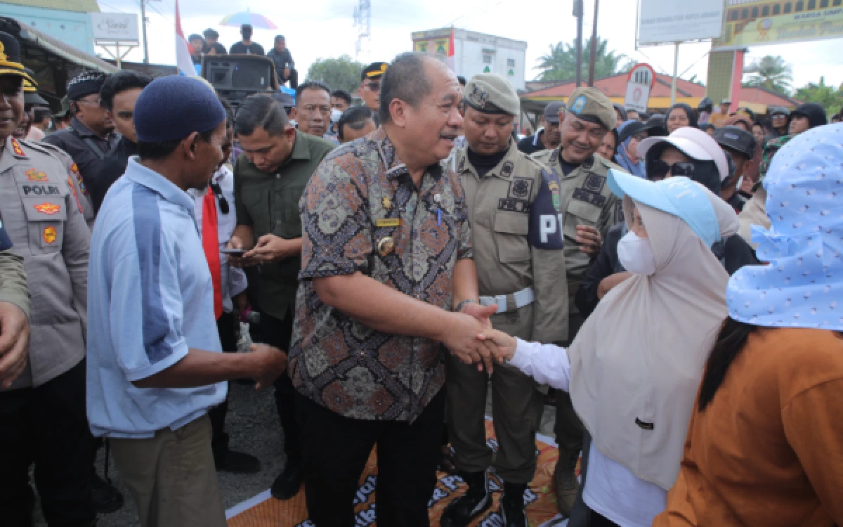 Thumbnail Berita - Bupati Asahan Turun Temui Masyarakat Saat Aksi Demo Jalan Rusak di Kecamatan Buntu Pane