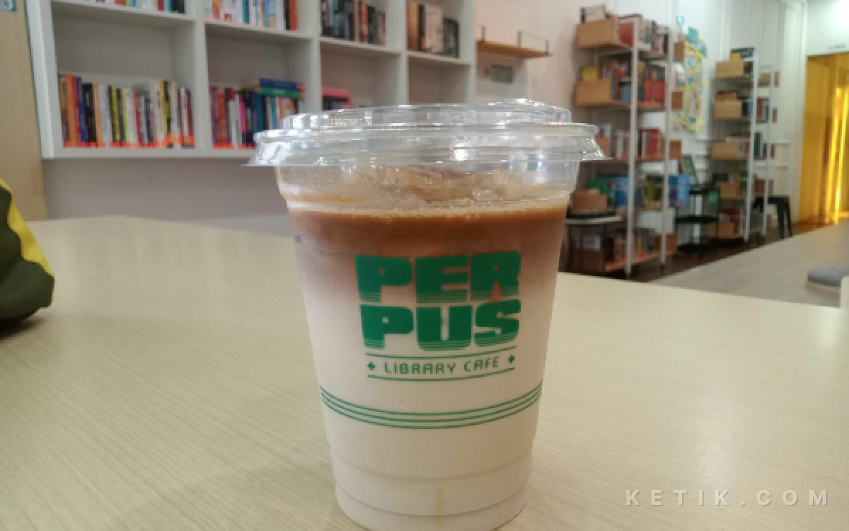 Foto Sajian es kopi susu pustaka yang menjadi menu favorit di Perpus Library Cafe Malang. (Foto: Aliyah/Ketik.con)