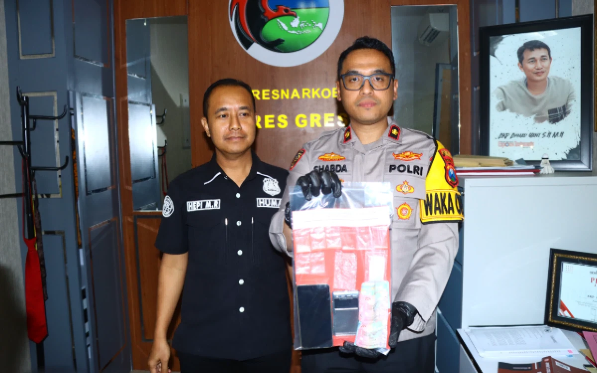Thumbnail Berita - Menang Judi Online, Residivis di Gresik Nekat Beli Sabu hingga Akhirnya Diciduk Polisi