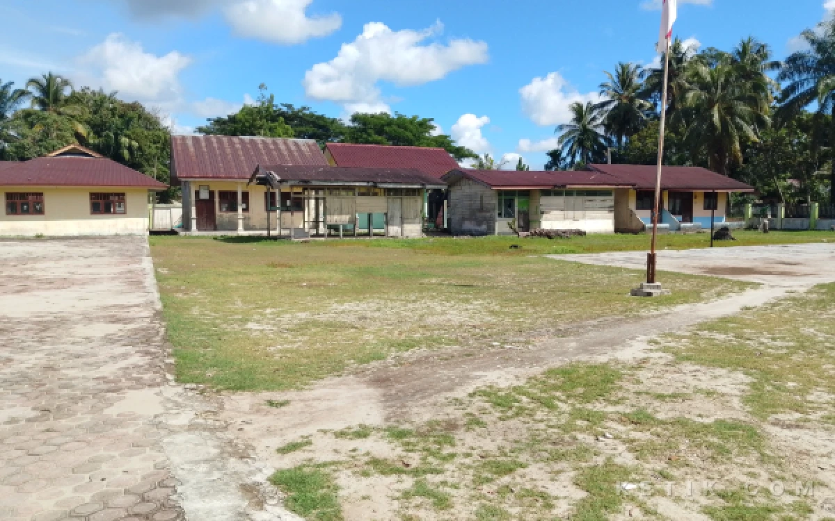 Thumbnail Berita - Hindari Becek saat Musim Hujan, UPTD SPF SDN 2 Gosong Telaga Harapkan Pemasangan Paving Block