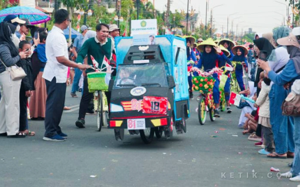 Thumbnail Berita - Ribuan Sepeda Hias Meriahkan Peringatan HUT ke-81 Kemerdekaan RI di Cilacap