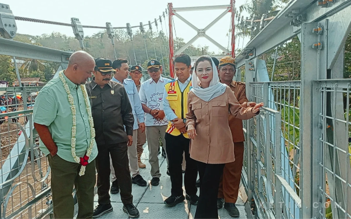 Foto Usai peresmian oleh Novita Wijayanti, dilakukan foto bersama di Jembatan Gantung di desa Sindangbarang Karangpucung Cilacap. (Foto: Nani Eko/ketik.com)