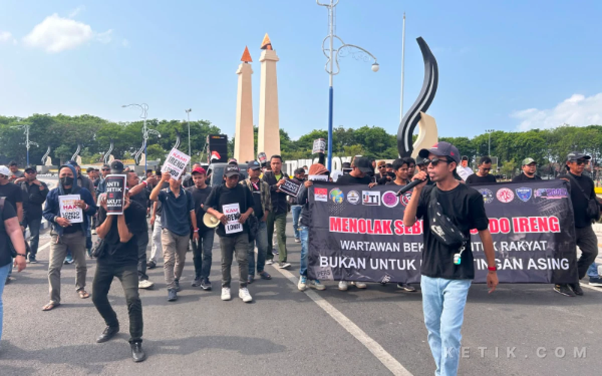Foto Imron Muslim Sekretaris Jendral Persatuan Jurnalis Sampang saat orasi di demo tolak Londo Ireng (Foto: Mat Jusi/Ketik.com)