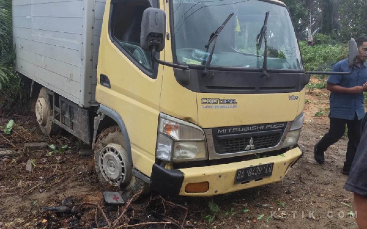 Thumbnail Berita - Hendak Salip Avanza, Truk Box Tabrak Bocah 10 Tahun di Sungai Aur