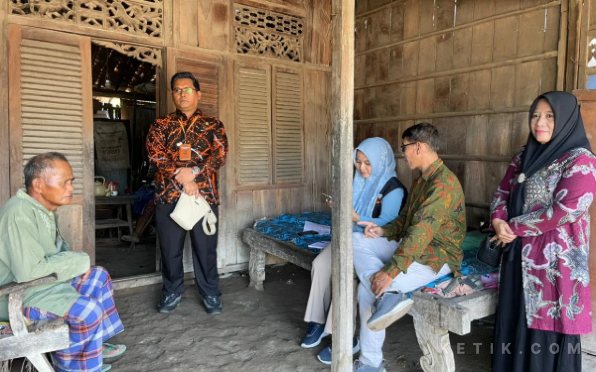 Thumbnail Berita - Camat Asembagus Situbondo Dampingi KSK BPS Laksanakan Verifikasi dan Validasi Data di Desa Kertosari