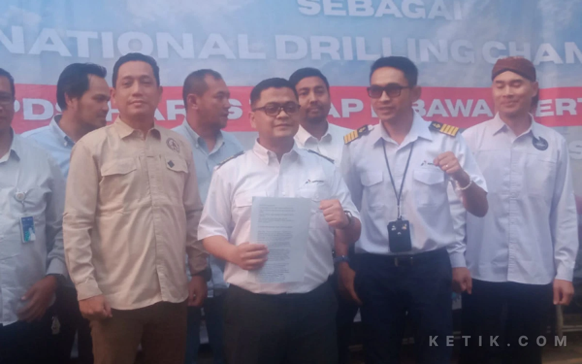 Foto Ketua Umum SP FKPPA, Capt. Gandha Febriansyah bersama  pengurus lainnya berfoto bersama berlatar spandung dukungan dan solidaritas terhadap pekerja PDSI yang tengah menghadapi isu streamlining (Foto: Surya Irawan/Ketik.com)