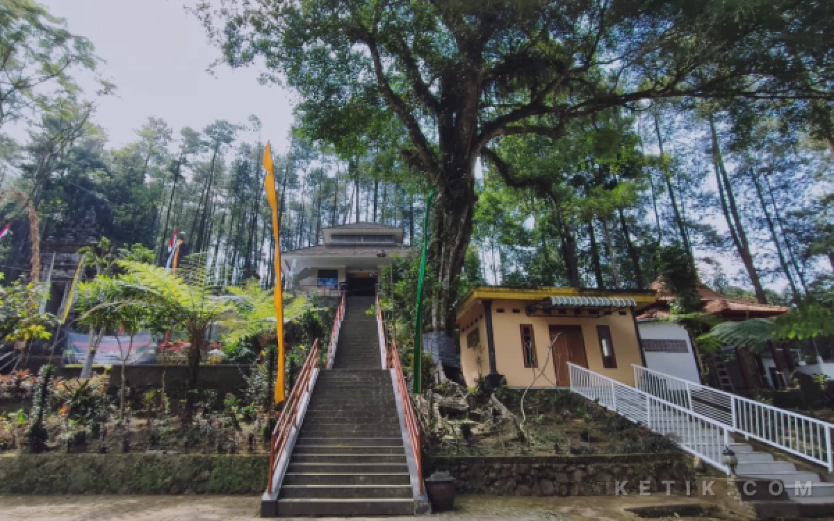 Thumbnail Berita - Keraton Gunung Kawi Bantah Stigma Tempat Pesugihan, Juru Kunci: Di Sini Orang Berdoa kepada Tuhan