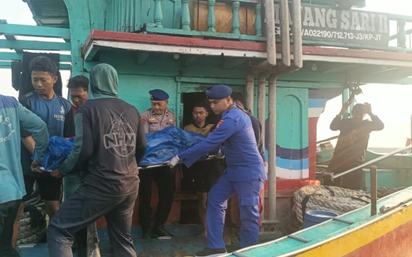 Thumbnail Berita - Satpolairud Polres Lamongan Evakuasi Jenazah ABK KM Mayangsari II ke RSU dr. Suyudi