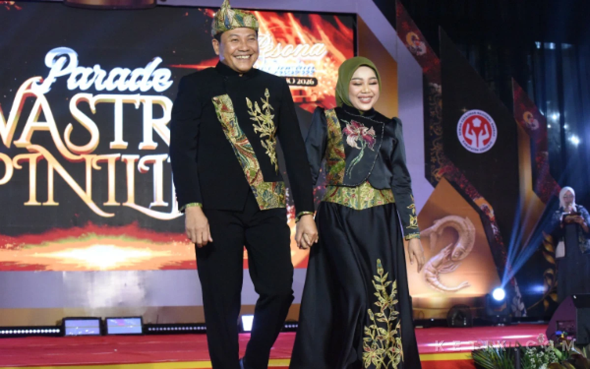 Thumbnail Berita - Bupati Subandi GandengTangan dr Sriatun sambil Peragakan Batik Khas Sidoarjo