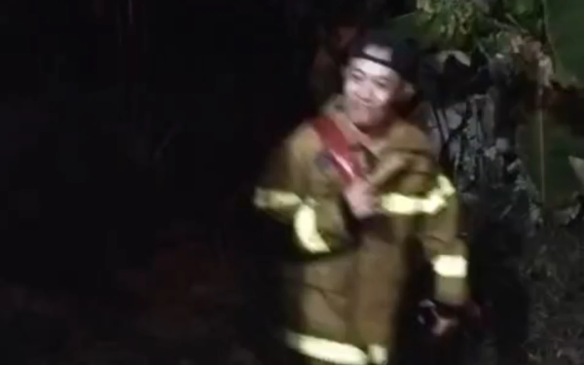 Foto Sosok Petugas Pemadam Kebakaran Pemkot Palembang yang ramah terekam kamera warga (Foto: SS Video Warga Bukit Baru)