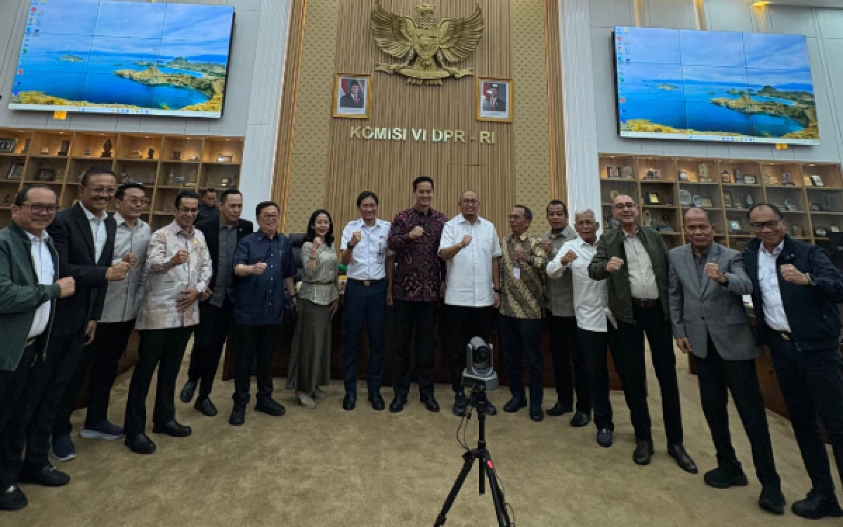 Thumbnail Berita - Nasim Khan Minta KAI dan INKA Perkuat Sinergi, Revitalisasi Jalur Panarukan Jadi Sorotan