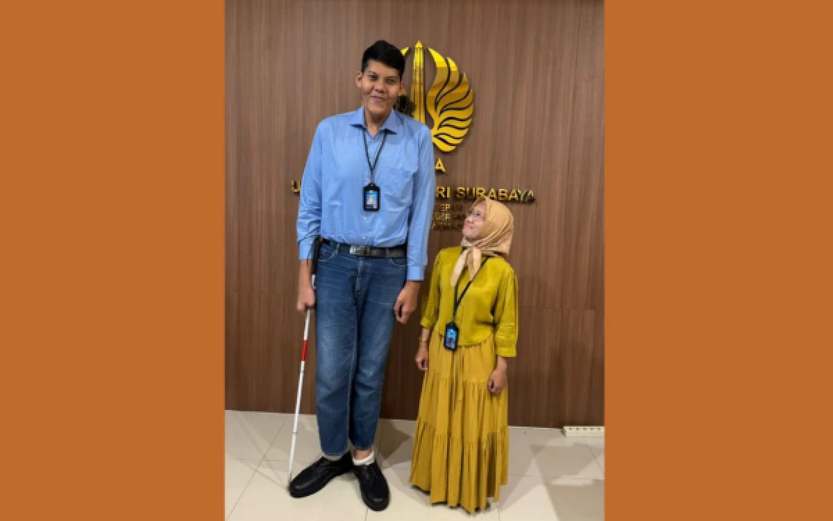 Thumbnail Berita - Ternyata di Unesa Ada Salah Satu Manusia Tertinggi Indonesia, Tingginya Capai 215 cm