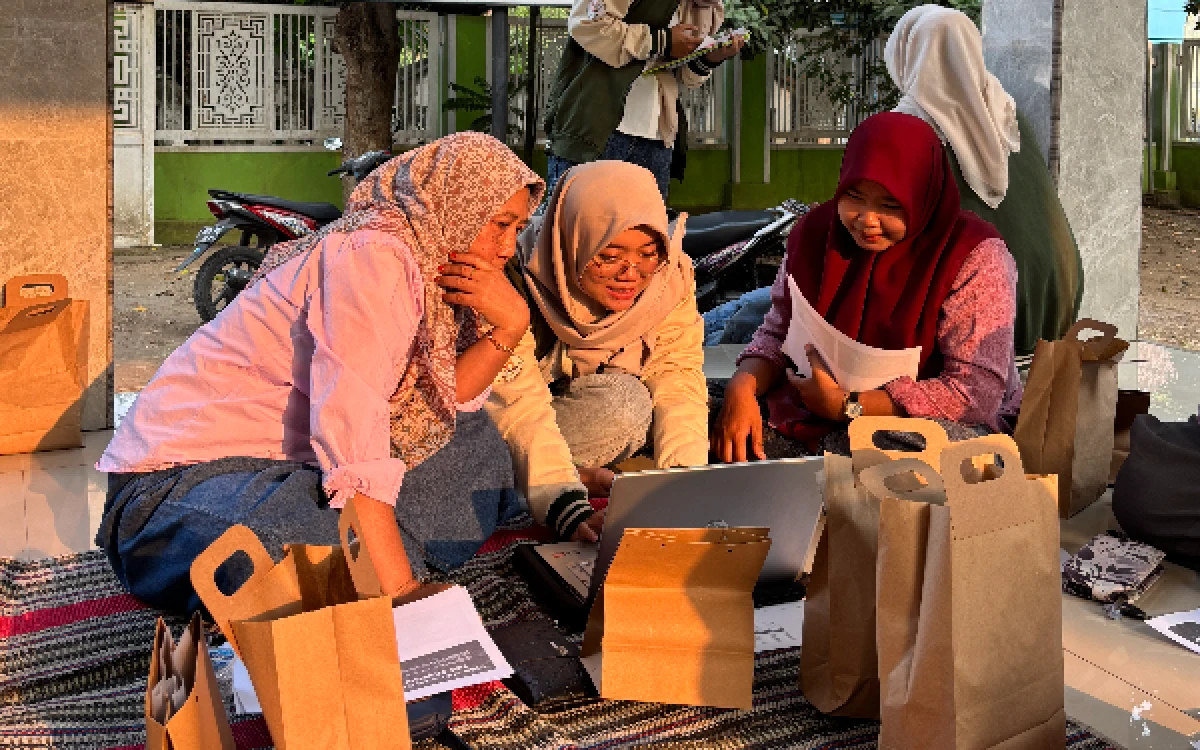 Foto Antusiasme kader PKK Dusun Tegalsari saat mempraktikkan materi branding bersama mahasiswa KKN UPN Jatim. Keterampilan ini menjadi bekal penting untuk menaikkan nilai jual produk lokal desa. (Foto: Dok. KKN Kelompok 19 UPN Jatim)