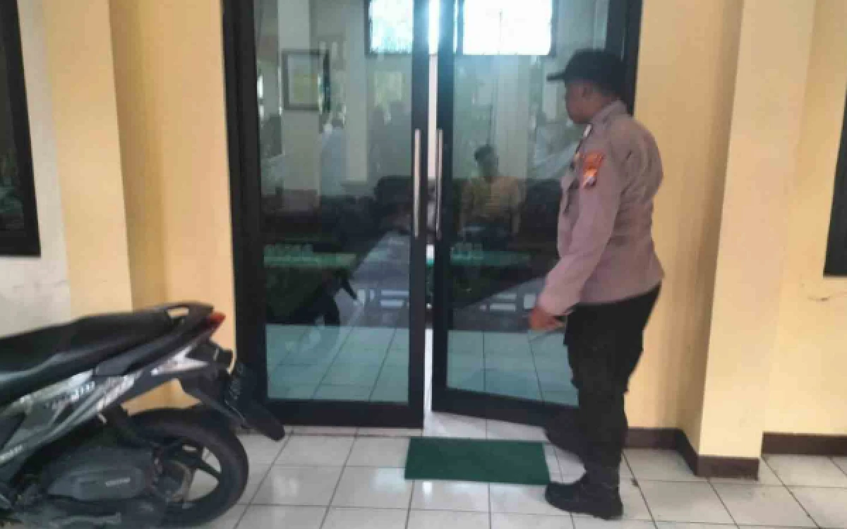 Thumbnail Berita - Kades Buncitan Sedati Tewas Tergantung; Dikira Warga Bunuh Diri, Polresta Sidoarjo Selidiki TKP