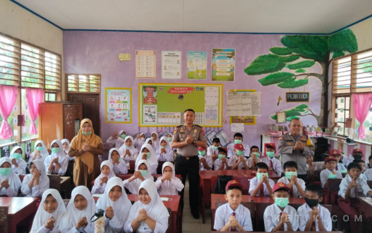 Thumbnail Berita - Antisipasi Dampak Kabut Asap, Kapolsek Gunung Tuleh Bagikan Masker kepada Siswa SDN 02 Muara Kiawai