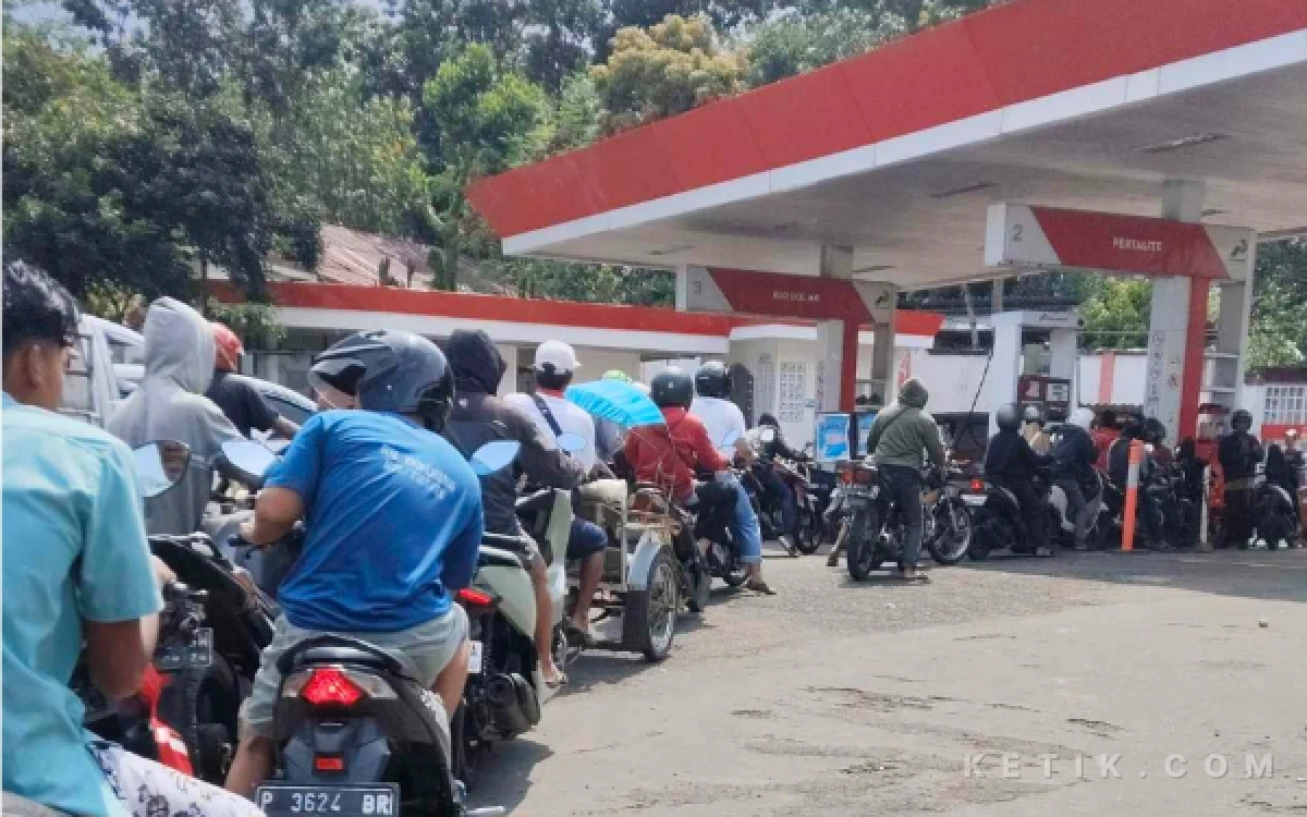 Thumbnail Berita - Antrean BBM Mengular di Bondowoso, DPRD Ungkap Biang Keroknya: Bukan Langka, Distribusi Terlambat