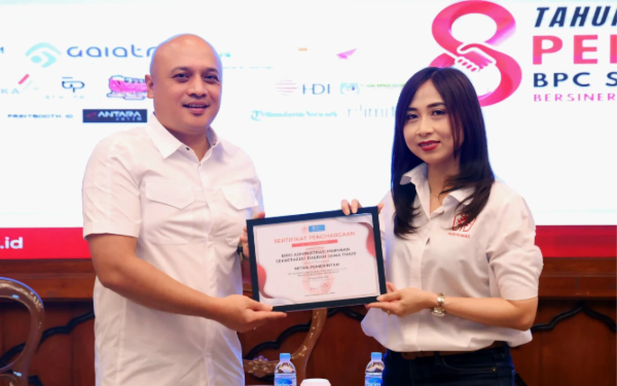 HUT Ke-8 Perhumas Surabaya Raya, Pulung Chausar Terima Penghargaan Mitra Pemerintah Berdampak