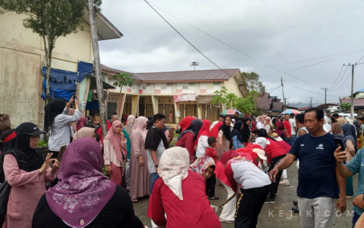 Foto Para Peserta Lomba Tarik Tambang Putri. (Helman/Ketik.com)