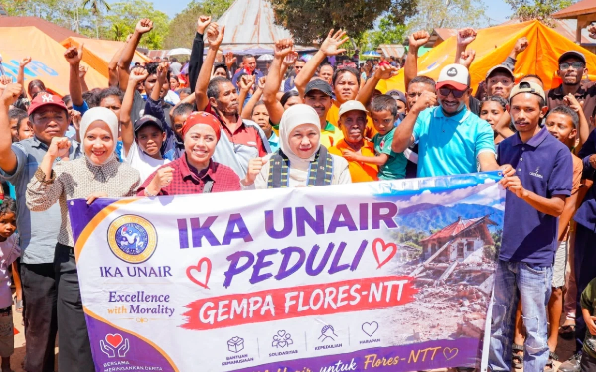 Thumbnail Berita - Ketua Umum IKA Unair Khofifah Pastikan Bantuan Gempa Flores NTT Sampai Kepada Korban