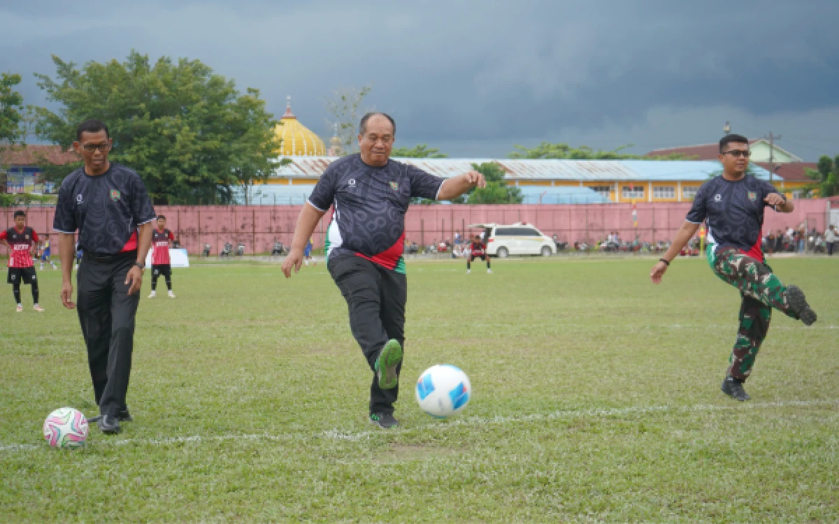 Thumbnail Berita - Tendangan Pertama Tanda Bupati Asahan Buka Turnamen Sepak Bola U-15 Piala Tahun 2026