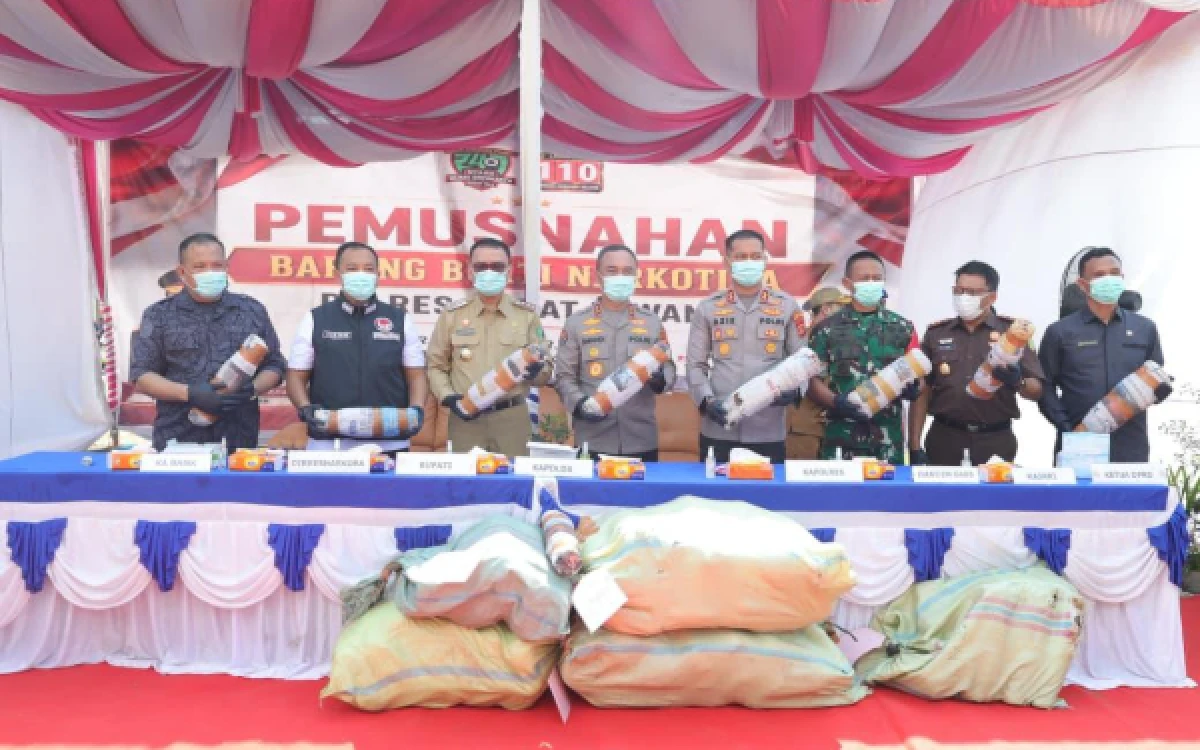 Foto Kapolda Sumsel Irjen Pol Sandi Nugroho bersama pejabat utama saat melakukan pemusnahan barang bukti ganja di Markas Polres Empat Lawang, Selasa 19 Mei 2026. (Foto : Yola/Ketik.com)