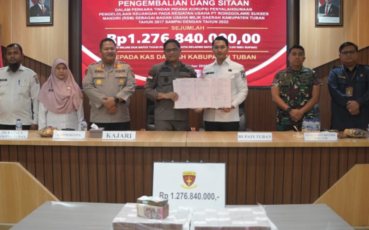 Thumbnail Berita - Kejari Tuban Serahkan Rp1,27 Miliar Uang Sitaan Korupsi ke Pemkab, Bupati Mas Lindra: Langsung Masuk Kasda