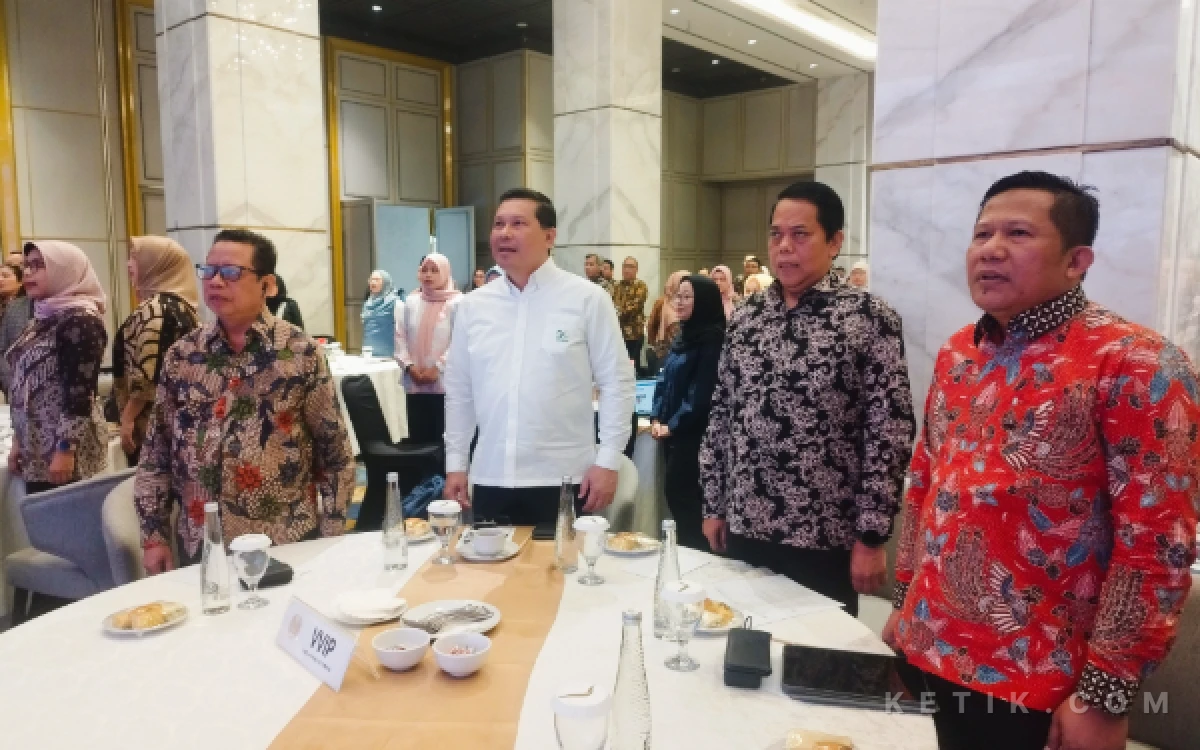 Foto Dekan FEB Anang Kustyanto (kanan) dan Pembantu Rektor III Bambang Sigit Widodo bersama undangan VIP saat acara pembukaan. (Foto : Sutejo Rc/ketik.com)