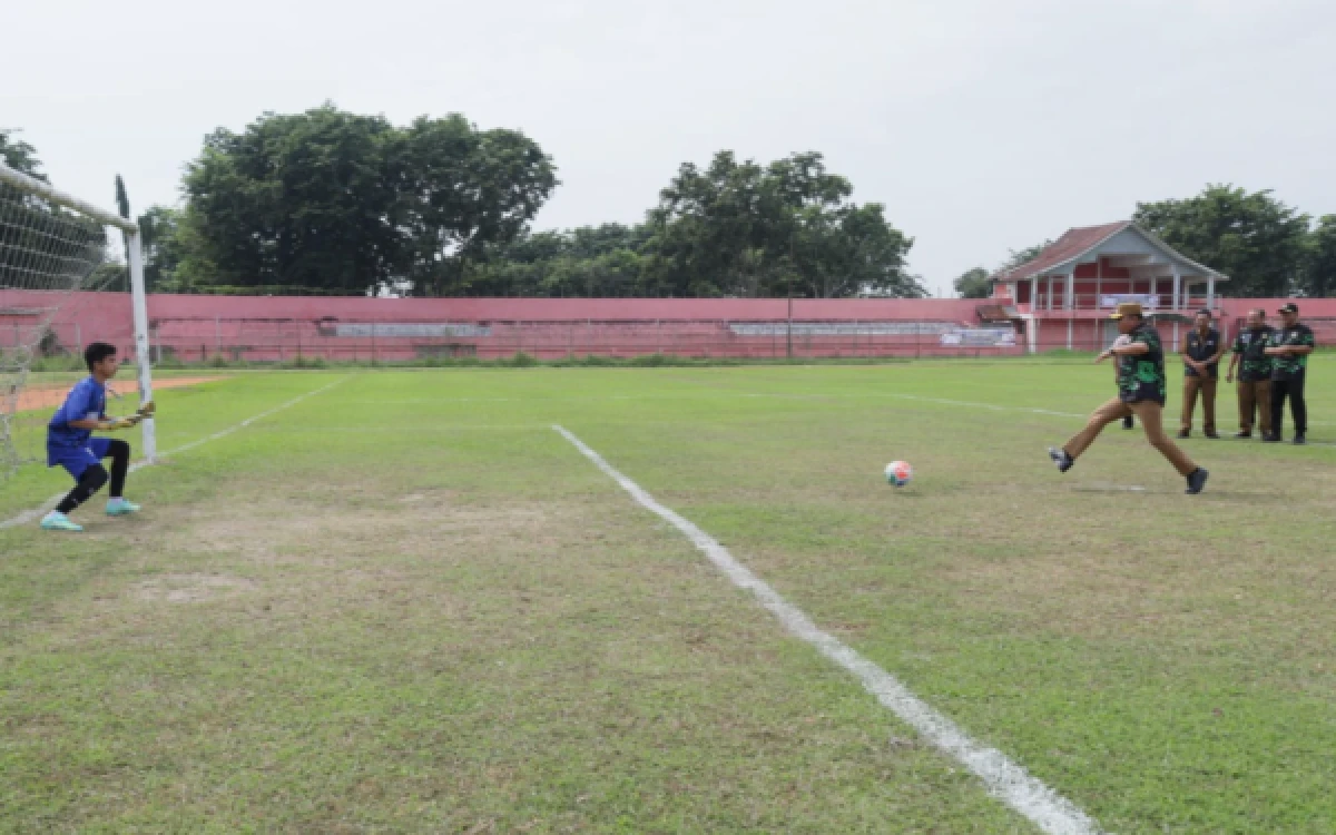 Thumbnail Berita - Buka GSI Tingkat Kabupaten Asahan 2026, Wabup Rianto Lakukan Tendangan Pertama