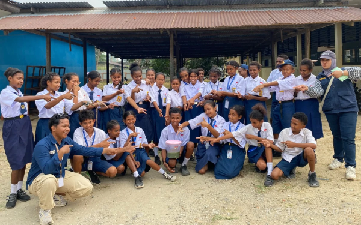 Foto Siswa SMAN 4 dan SMPN 6 Kabupaten Sorong ikut serta dalam pelatihan dan praktik pembuatan Pestisida Nabati (PESNAB) dan Pupuk Organik Cair (POC). (Foto: Zaid Kilwo/Ketik.com)