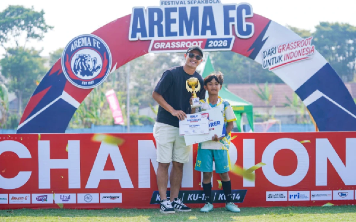 Foto Momen Dewangga memberikan penghargaan bagi para pemenang di Festival Akademi Arema FC Grassroot 2026. (Foto: Media Officer Arema FC)