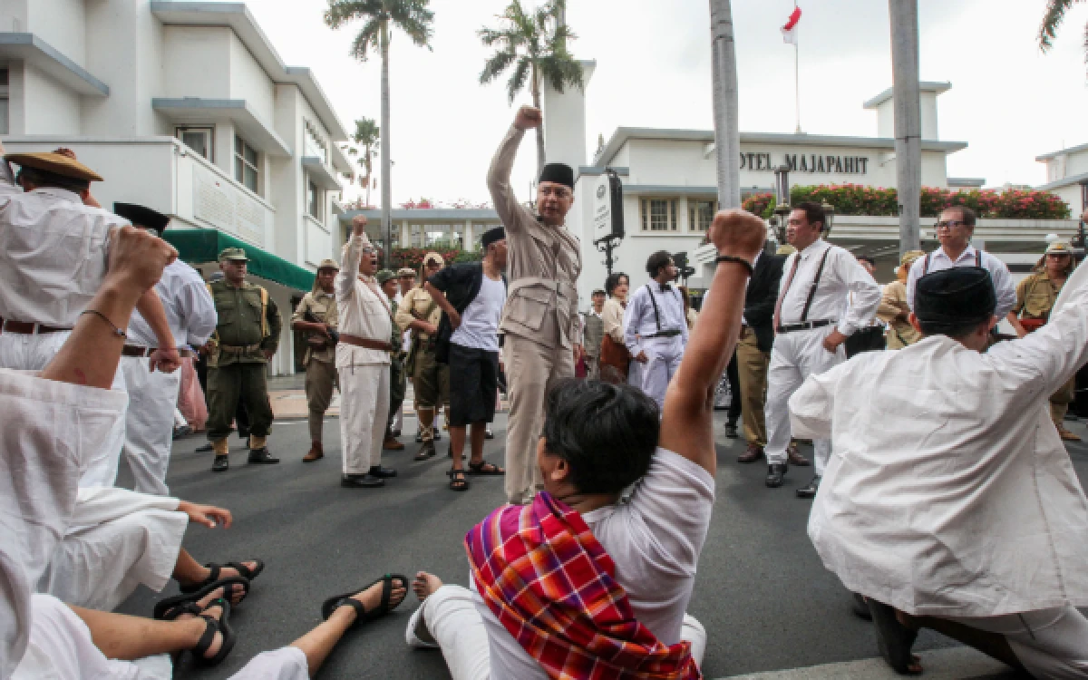Thumbnail Berita - Pemkot Surabaya Gelar Opera Kolosal Merah Putih Bertanya di Jalan Tunjungan, Libatkan 750 Pemain