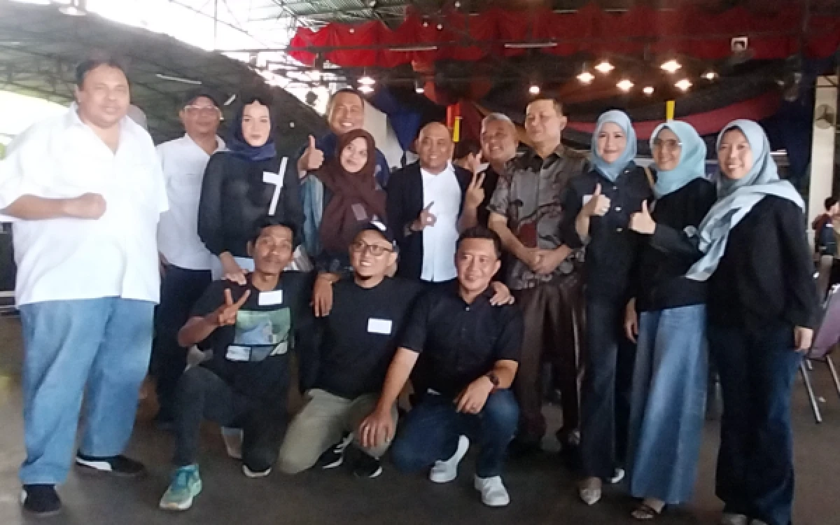 Foto para alumni yang menjadi inisiator kegiatan tersebut salah satunya yaitu Sekertaris Daerah Kabupaten Musi Banyuasin,Drs. Syafaruddin, M.Si, serta Brigjen TNI Edy Yusnandar S.AP, M.I.P, Cfra, CGCAE dan yang lainnya tergabung dalam tim bravo 88 dan rekan-rekan tim delta 2002 (Foto: Bubun)