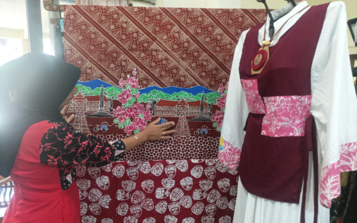 Thumbnail Berita - Semarak HUT ke-81 RI, Batik Malangan Nuansa Merah Putih Laris Manis Dipesan