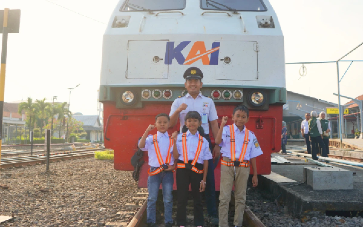 Thumbnail Berita - Lewat Rail Academy, KAI Daop 7 Madiun Ajak Anak-anak Rasakan Serunya Jadi Kondektur dan PAP