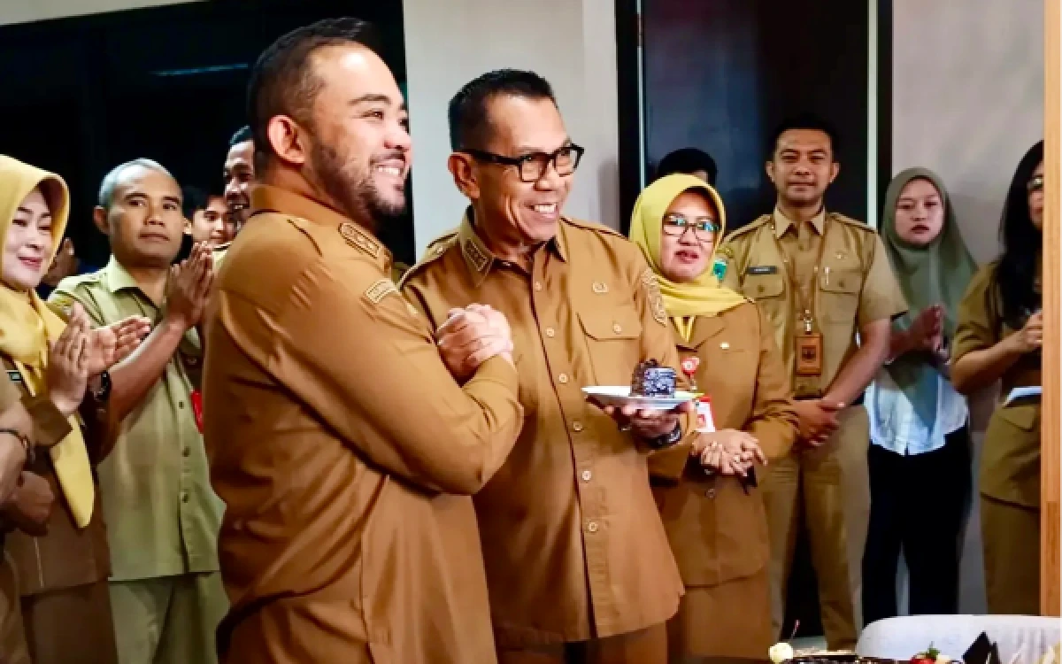Thumbnail Berita - Ulang Tahun Heli Suyanto, Wali Kota Cak Nur: Terus Jadi Pribadi Hangat dan Dekat Masyarakat