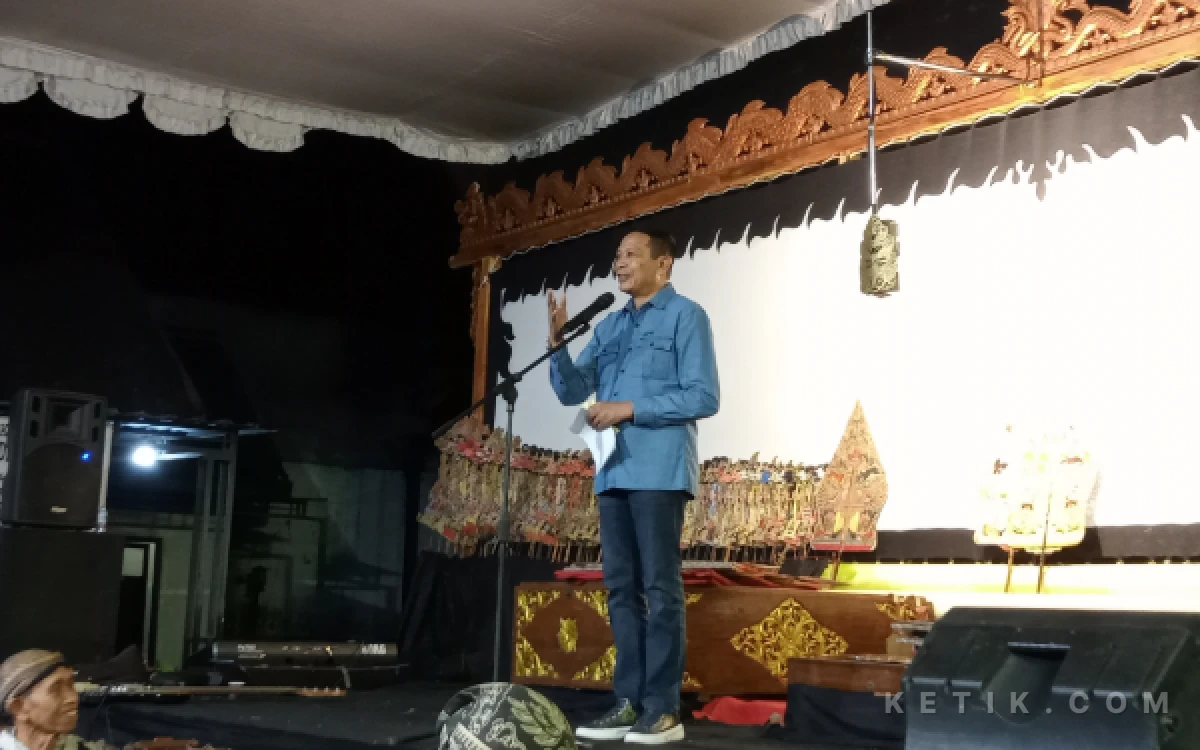Foto Walikota Malang, Wahyu Hidayat mengapresiasi seluruh masyarakat Cemorokandang yang ikut serta dalam kemeriahan Grebek Suro 2026. (Foto: Aliyah/Ketik.com)