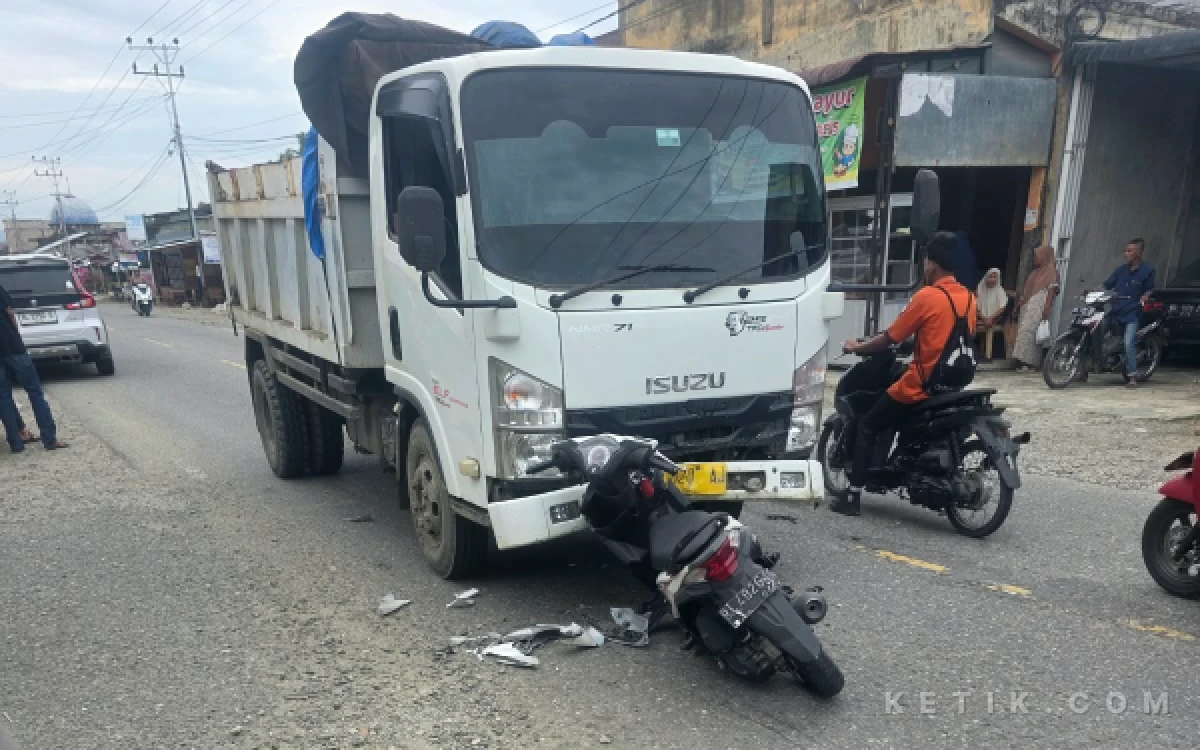 Thumbnail Berita - Dump Truk Diduga Armada Hauling Bijih Besi Tabrak Motor di Abdya