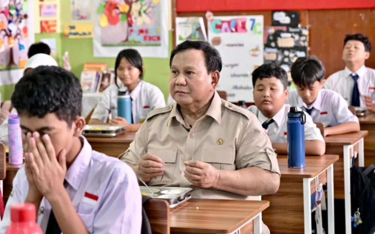 Thumbnail Berita - Pastikan Program MBG Berjalan Optimal, Prabowo Kunjungi SPPG dan SMPN 111 Jakarta