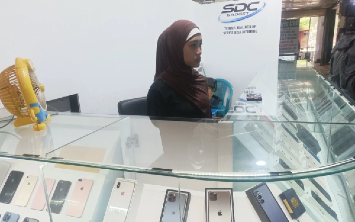Thumbnail Berita - Maling Bobol Gerai Ponsel di Gajah Mada Plaza Malang, 5 iPhone Rp70 Juta Digasak