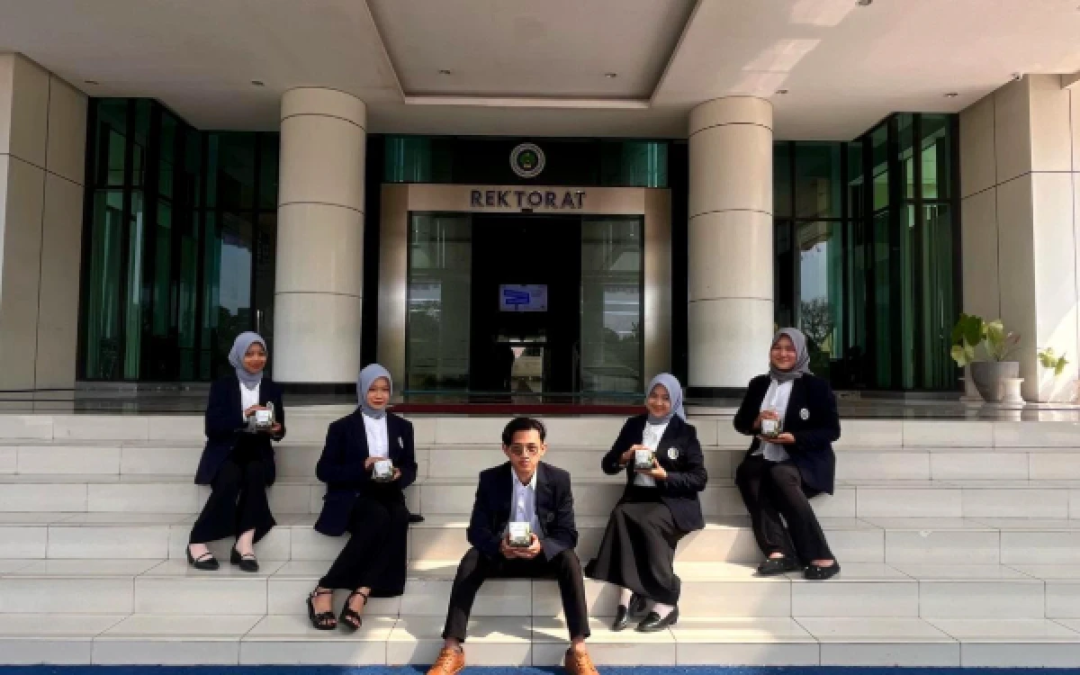 Foto Tim Program Kreativitas Mahasiswa Bidang Kewirausahaan (PKM-K) Fakultas Ekonomi dan Bisnis (FEB) Universitas Negeri Malang (UM) resmi meluncurkan WHISH (Whitening Hybrid Innovative Sheet for Hygienic Shoes). (Foto: Humas UM)
