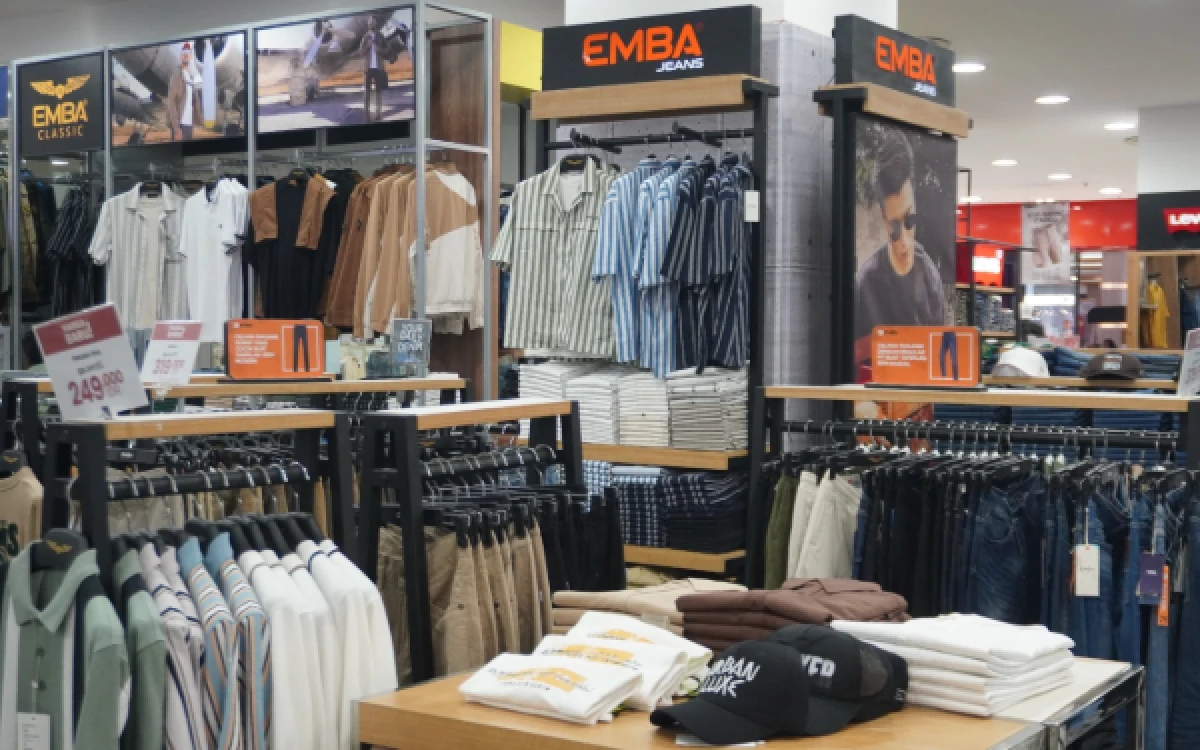 Foto Sejarah EMBA yang merupakan brand legendaris denim asal Malang. EMBA sendiri bukan merupakan singkatan nama tempat, melainkan murni lahir dari gagasan tren gaya hidup masyarakat Indonesia yang bergeser dari pakaian formal ke kasual (Foto : Istimewa)