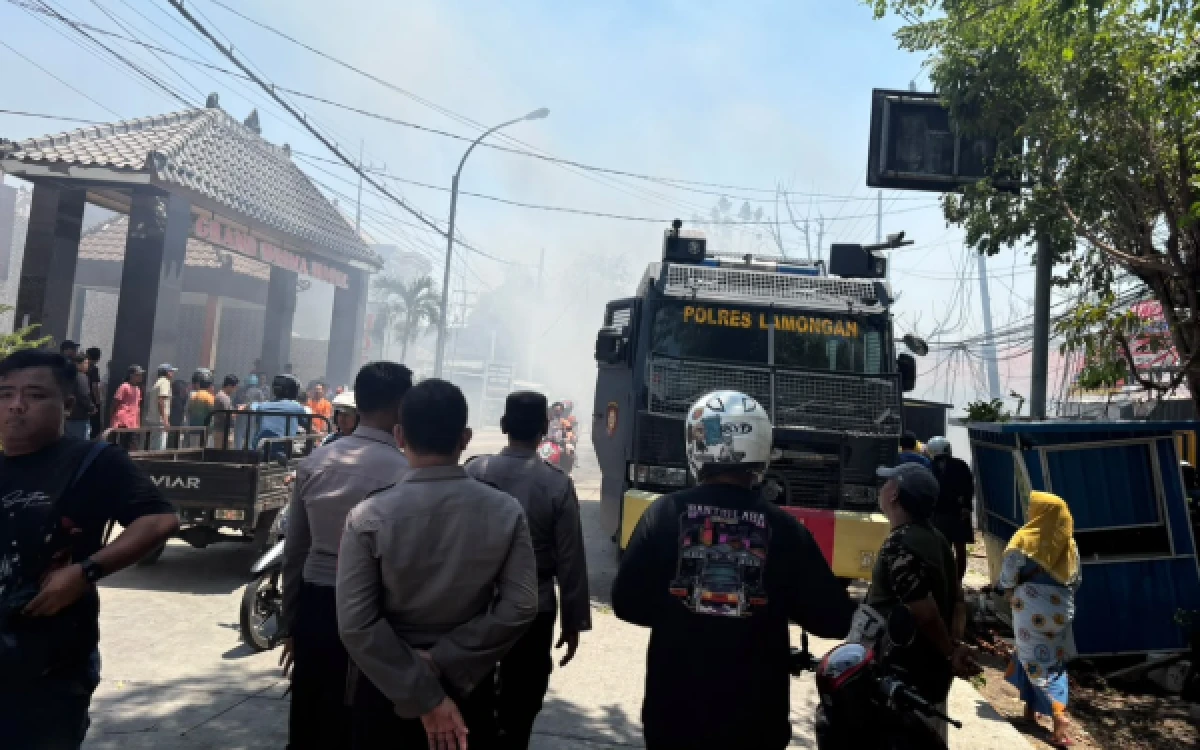 Thumbnail Berita - Gudang Rongsokan di Sukomulyo Lamongan Ludes Terbakar, Pemilik Telan Kerugian Rp50 Juta