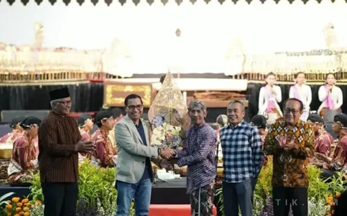 Thumbnail Berita - Peringati Dua Tahun Kinerja dengan Gelaran Wayang Kulit, Plt Wali Kota Madiun Apresiasi DPRD