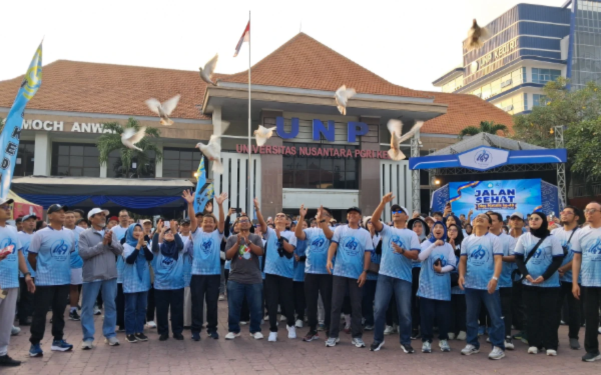 Thumbnail Berita - Kado Indah Dies Natalis ke-49, UNP Kediri Sabet Anugerah Kampus Unggulan hingga Prestasi Nasional