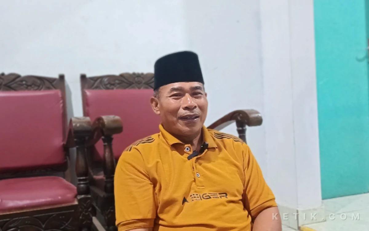 Foto Bakal Calon Kepala Desa Tumbal, Suro, saat ditemui di kediamannya (Foto: Slam/ketik.com)