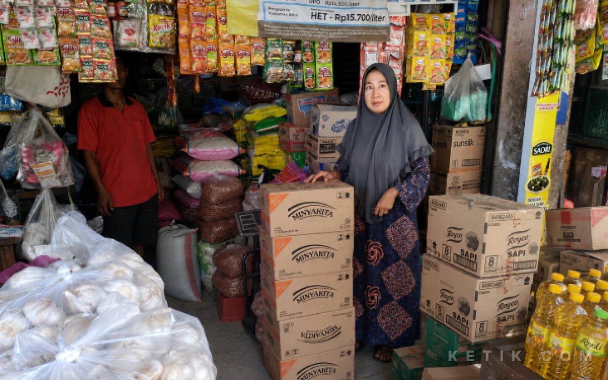 Foto BULOG Mojokerto Salurkan MinyaKita di Pasar Tanjung Kota Mojokerto ( foto : humas bulog mojokerto/ ketik.com)