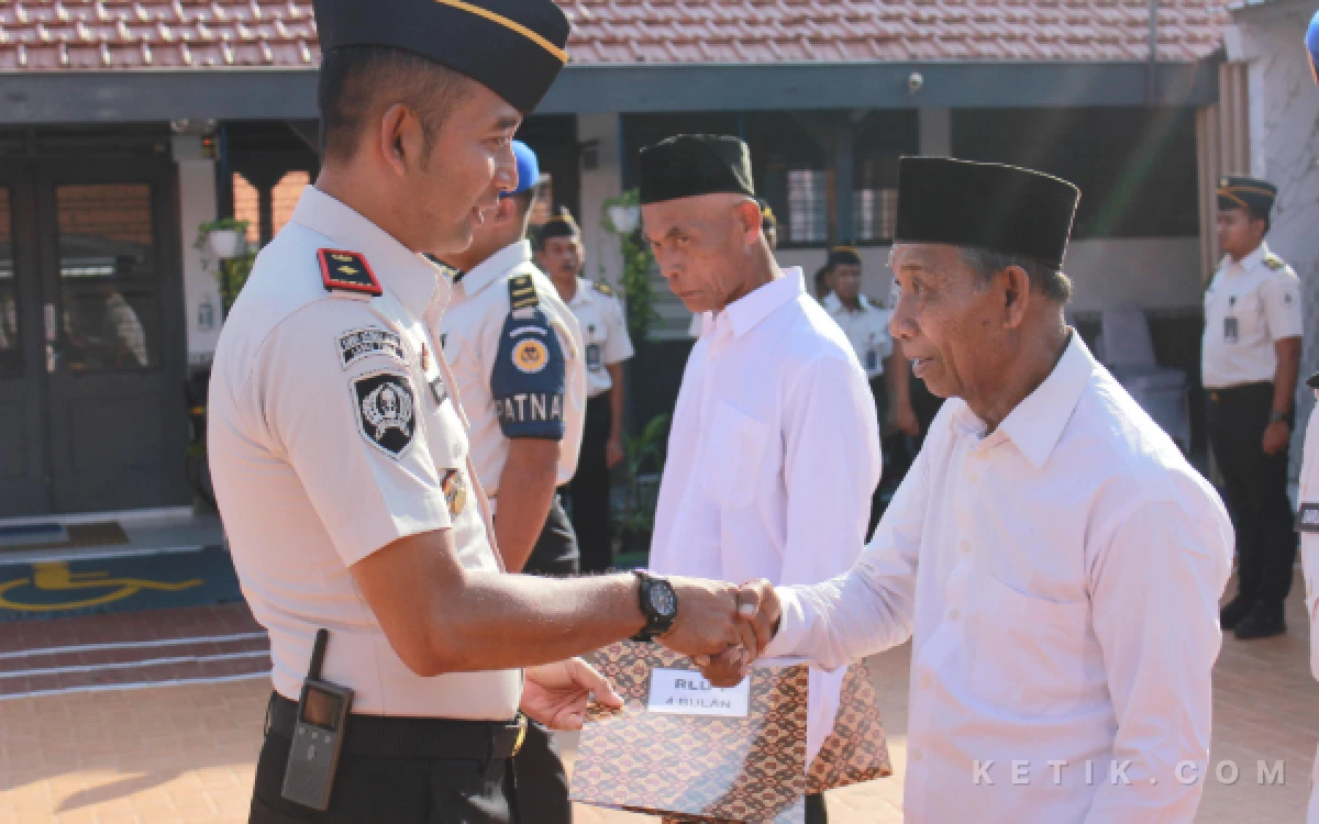 Thumbnail Berita - Dua Lansia Lapas Tuban Terima Remisi Khusus, Negara Berhemat hingga Rp5,9 Juta