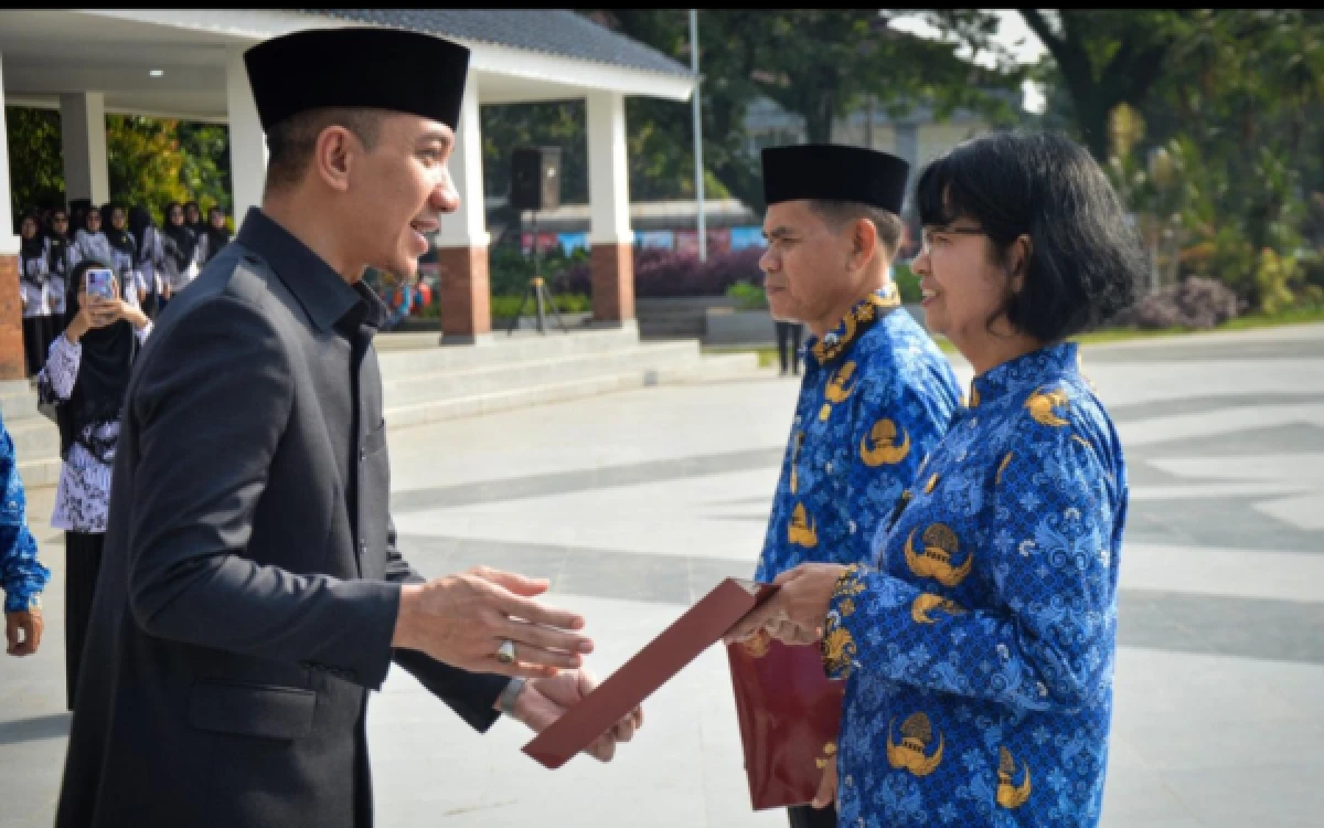 Thumbnail Berita - Bupati Lebak Apresiasi Guru Penerima Satya Lencana di Upacara Hardiknas 2026
