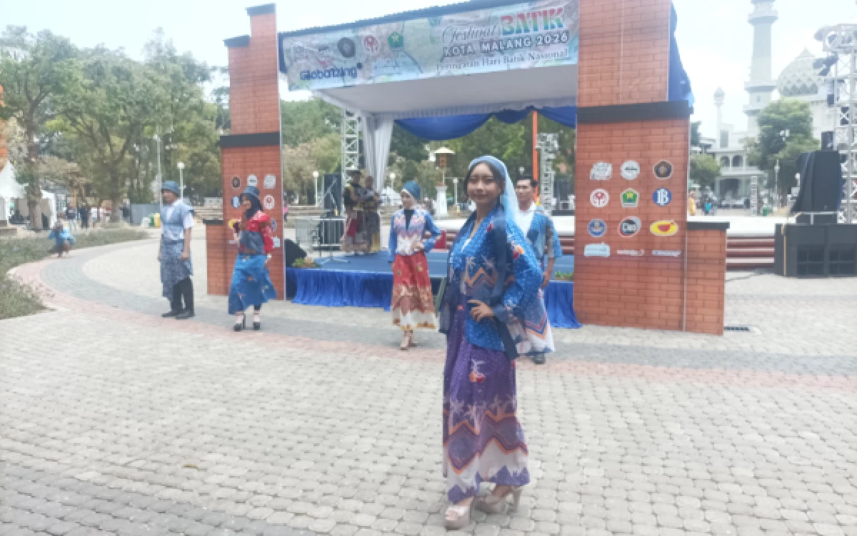 Foto Fashion show batik Sekar Jagad Panca Warna dari Kecamatan Klojen yang didominasi warna biru dalam gelaran Festival Batik 2026 di Alun-Alun Merdeka Kota Malang, Minggu, 4 Oktober 2026 (Foto : Kukuh/Ketik).