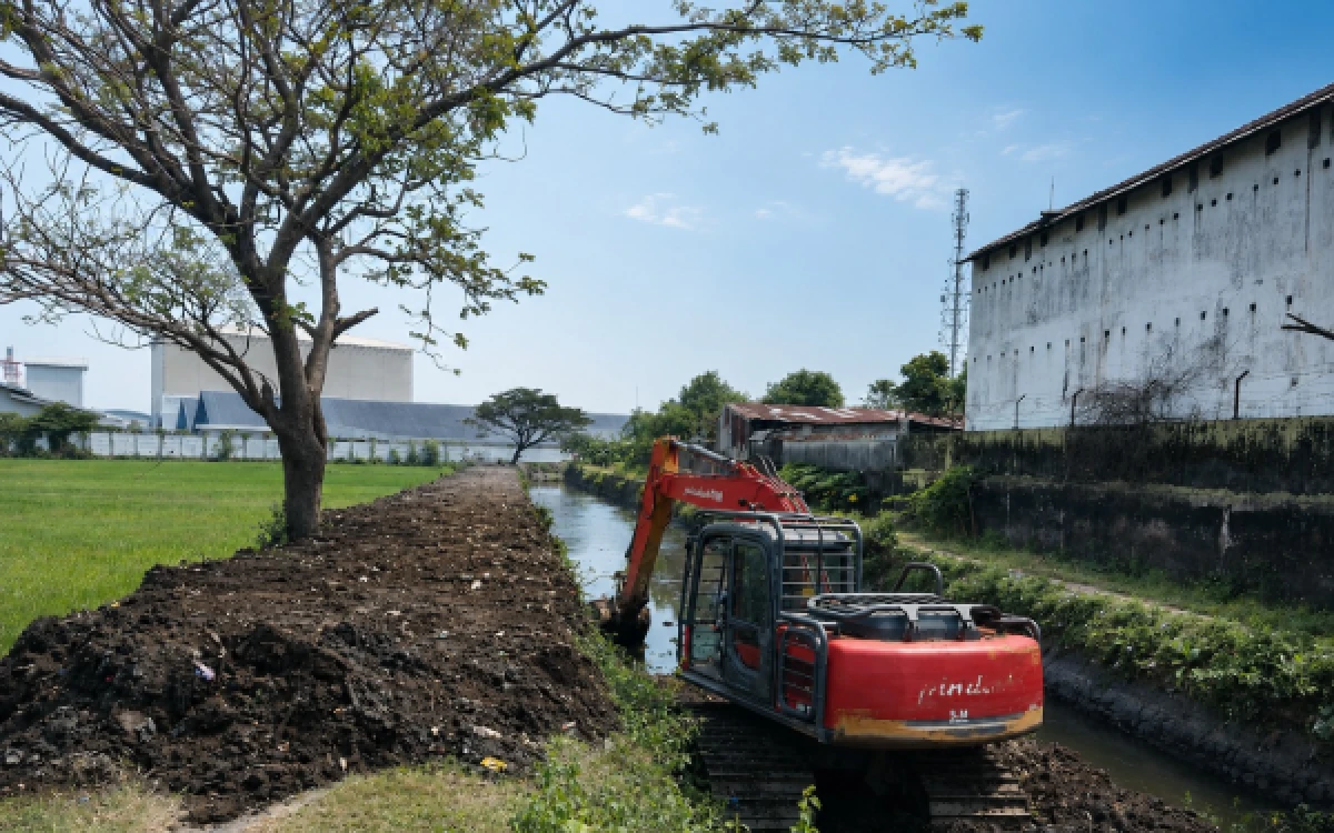 Thumbnail Berita - Respons Keluhan Petani, Pemkot-Gudang Garam Kediri Normalisasi Sungai Kresek